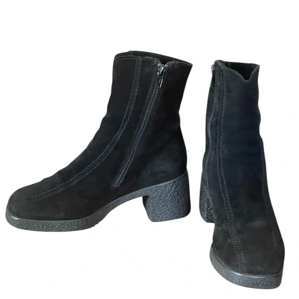 La Canadienne Elizabeth wedge heeled suede boots. Size 6 1/2. GUC